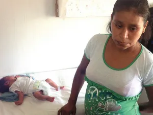 Doctores de Oaxaca son separados tras caso de mujer que dio a luz en patio