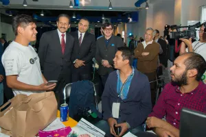 El rector Alfonso Esparza visita el Creatón