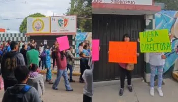 Padres exigen destitución de directora de primaria por trato déspota hacia los alumnos; dialogan con la SEP