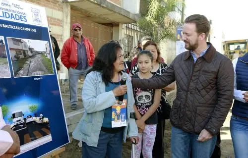 Luis Banck y vecinos de Lomas de San Miguel supervisan el inicio de pavimentación de dos vialidades