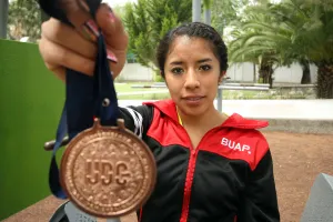 Estudiante de Estomatología BUAP, destaca en atletismo