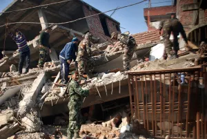 Al menos 8 muertos y cuantiosos daños por sismo en India