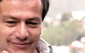 Carlos Carsolio alienta a universitarios a lograr metas