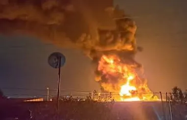Fuerte incendio consume recicladora en San Miguel Canoa