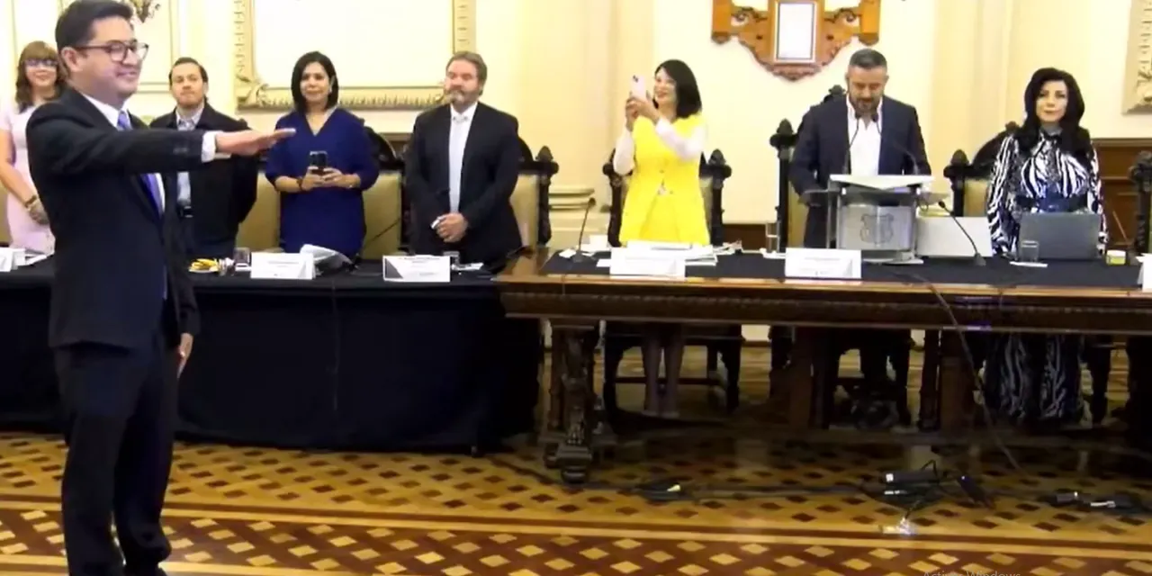 Rinde protesta como regidor suplente Luis Rodrigo Castro