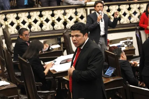 Biestro exige al INE que resuelva denuncia contra consejeros IEE