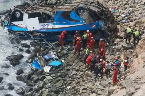 Video: Cae autobús a un acantilado en Perú; hay al menos 25 muertos