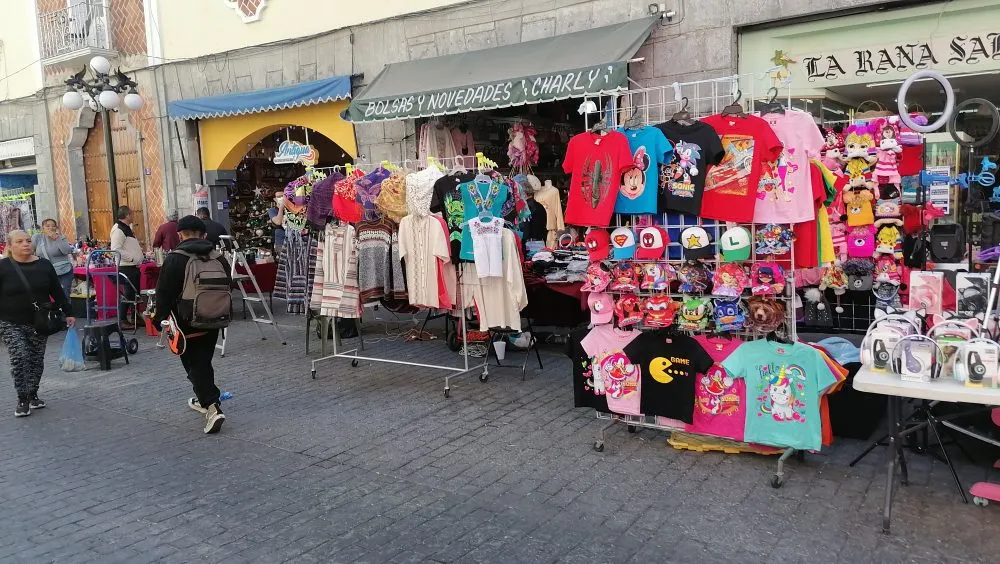 Ambulantes colman vialidades del Centro Histórico de Puebla