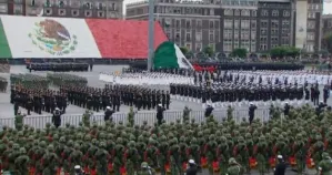 Cae Bandera gigante en pleno izamiento
