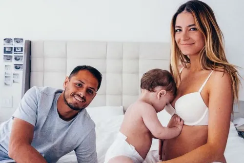 “Number 2 is in the oven”: Chicharito anuncia la llegada de su segundo bebé