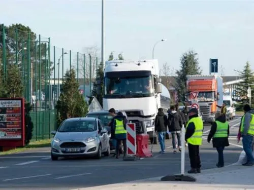 ‘Chalecos amarillos’ desatan caos en carreteras de Francia