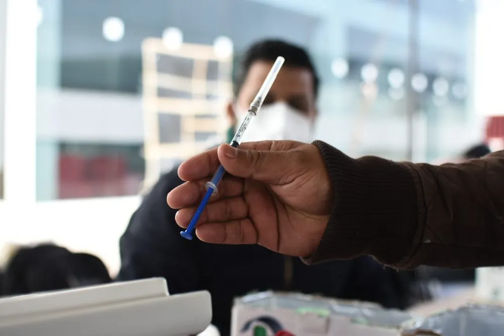 Inicia vacunación de refuerzo para 40 y más en 86 municipios poblanos