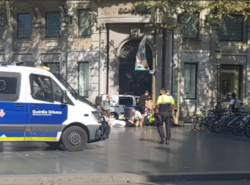 Al menos 1 muerto y 32 heridos en atropello masivo en Las Ramblas de Barcelona