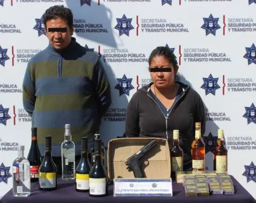 Detienen a pareja por robo a tienda OXXO