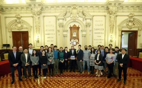 Se reúne Banck con estudiantes de la Universidad de Chicago para promover la cultura de la capital