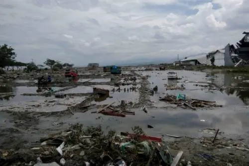 Al menos 384 muertos deja potente sismo y tsunami en Indonesia