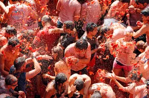 La Tomatina celebra 70 años con la mayor batalla de su historia