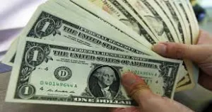 Cierra el dólar en $20.73 a la venta