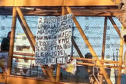 Cuelgan narcomanta firmada por  el CJNG en puente peatonal de la México-Puebla