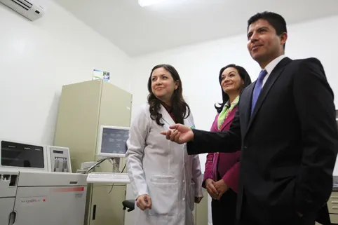 Eduardo Rivera inaugura laboratorio de la Cruz Roja