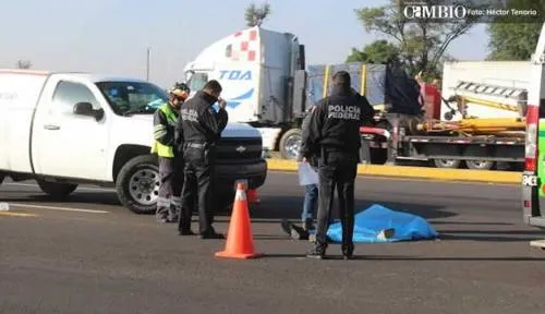 Muere al intentar cruzar la autopista México-Puebla