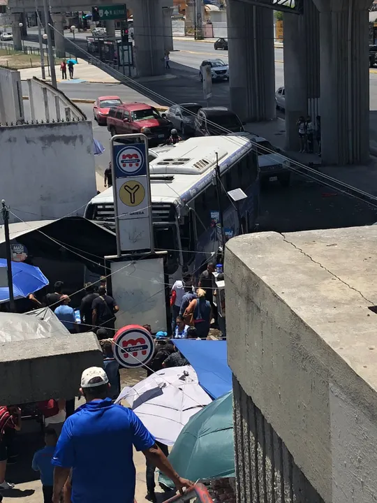Camión choca contra muro de Metrorrey; hay un muerto