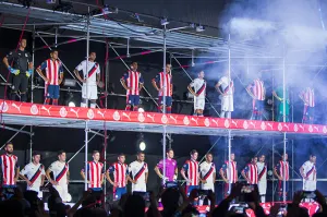 Chivas presenta su nueva piel; con franja Puma