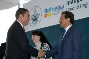 Entregan gobernador y Alfonso Esparza Edificio Multiaulas en Tehuacán