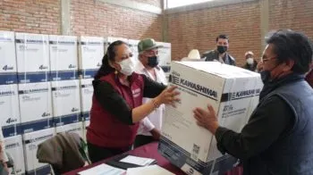 Ariadna Ayala entrega aspersoras de fertilizante para apoyar a productores y fortalecer la actividad agrícola en Atlixco