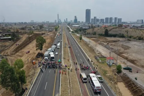 Habitantes de Cacalotepec bloquean la autopista Atlixcáyotl por invasión de tierras