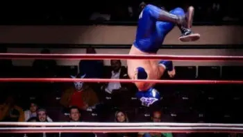 Misterius sufre grave lesión en la Arena San Marcos; podría quedar paralítico