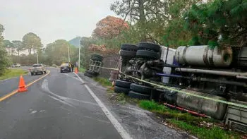 Muere chofer de tráiler al volcar la unidad en la federal San Salvador El Seco-Azumbilla