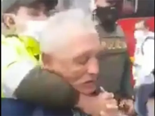 Policías someten violentamente a abuelito que vendía dulces
