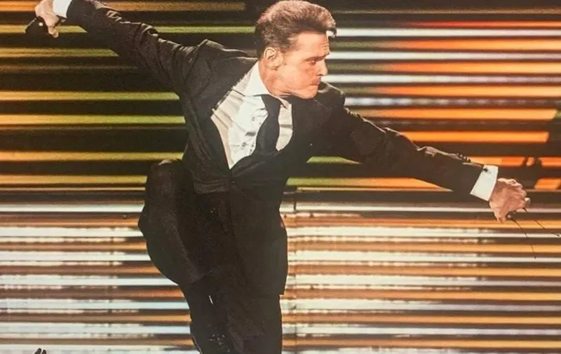 Luis Miguel se cae en pleno concierto
