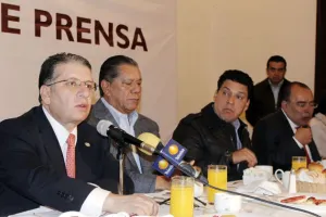 Carlos Sánchez se mantiene como coordinador priista