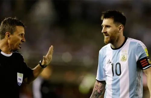 Messi dice que no insultó al árbitro, sino al aire