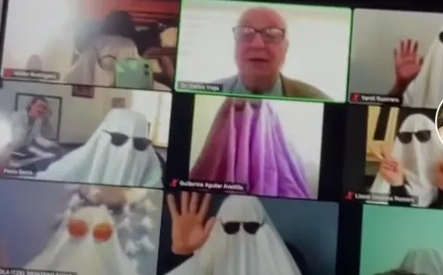 Alumnos ‘atemorizan’ con disfraces a profesor durante clase en línea; reacción se hace viral