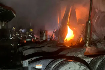 Controlan incendio en taller de tractocamiones en La Ciénega; no hubo personas lesionadas