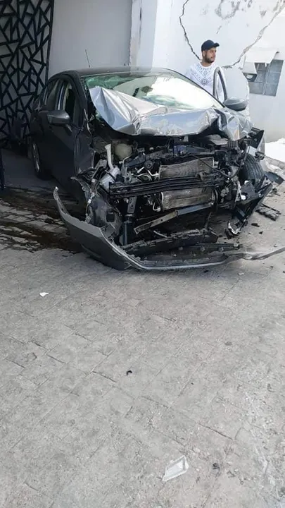 Enloquece chofer de DIDI y se estrella contra un edificio