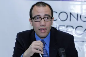 Jóvenes dedican hasta 5 horas diarias para navegar por internet