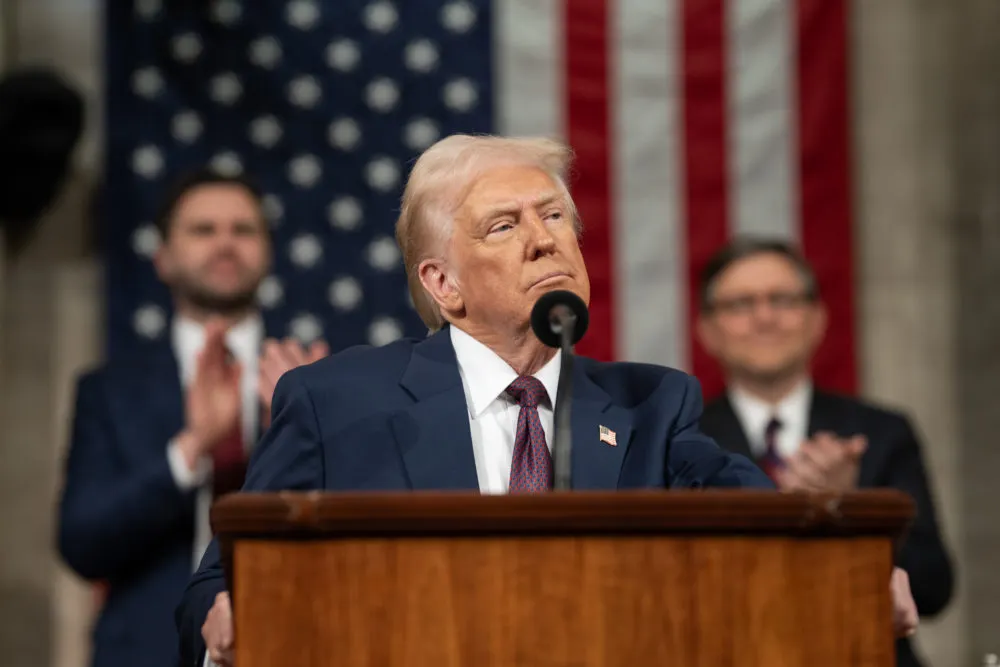 Trump contradice a Netanyahu: “sí hay hambruna en Gaza” y promete centros de alimentos