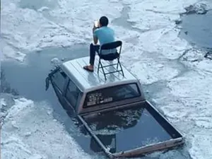 Se queda varado en granizada y aprovecha para tomarse selfies