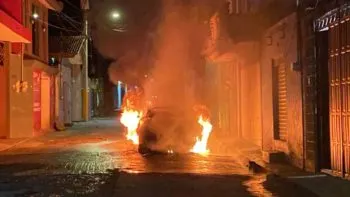 Hallan vehículos incendiados con presuntos restos humanos en Xonacatepec