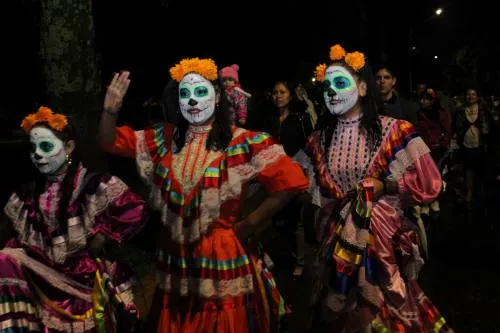 Reúne a miles de asistentes tradicional desfile de La Muerte es un Sueño