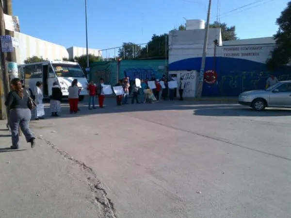 Padres de familia cierran accesos al Parque Industrial 5 de Mayo