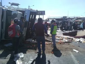 Vuelca camión en la Central de Abasto
