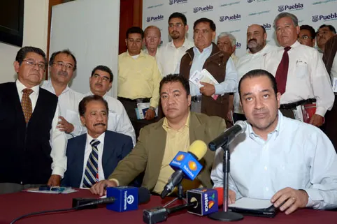 Se reúnen taxistas y gobierno municipal