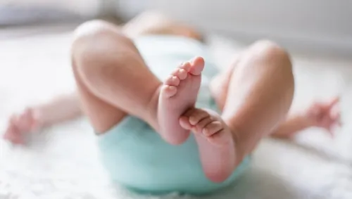 Tras no poder pagar las cuentas, padres venden a su bebé en el hospital