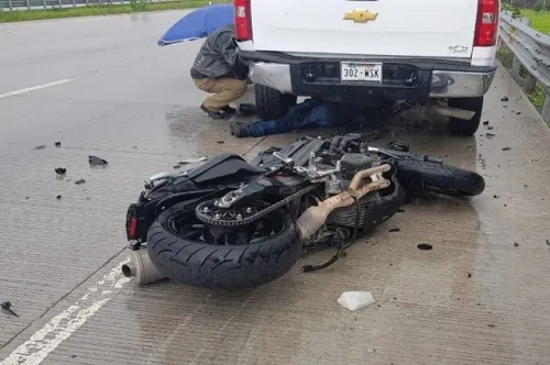 Pierde la vida tras derrapar su motocicleta en el Periférico Ecológico