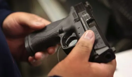 Profesores podrán portar armas en Florida tras masacre en Parkland